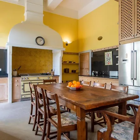 Sleeps 12 With Pool And Wifi Caux