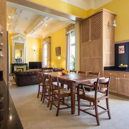 Sleeps 12 With Pool And Wifi Villa